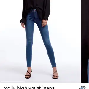 Blåa molly jeans från Gina, bra skick! Säljer för 150kr men priset kan diskuteras!