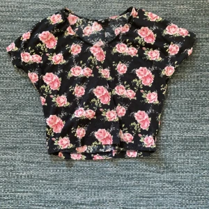 Blommig tröja - Kommer från Serious Sally, bra skick, it alls använt mycket, XS