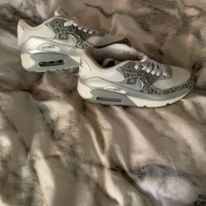 Nike air max - Skor från Nike.  Nike AirMax skor med Orginal förpackningen. Storlek 37. Använd endast 3 ggr. Säljer pga för stora för mig.  Nypris: 800kr Säljes för 350kr + frakt