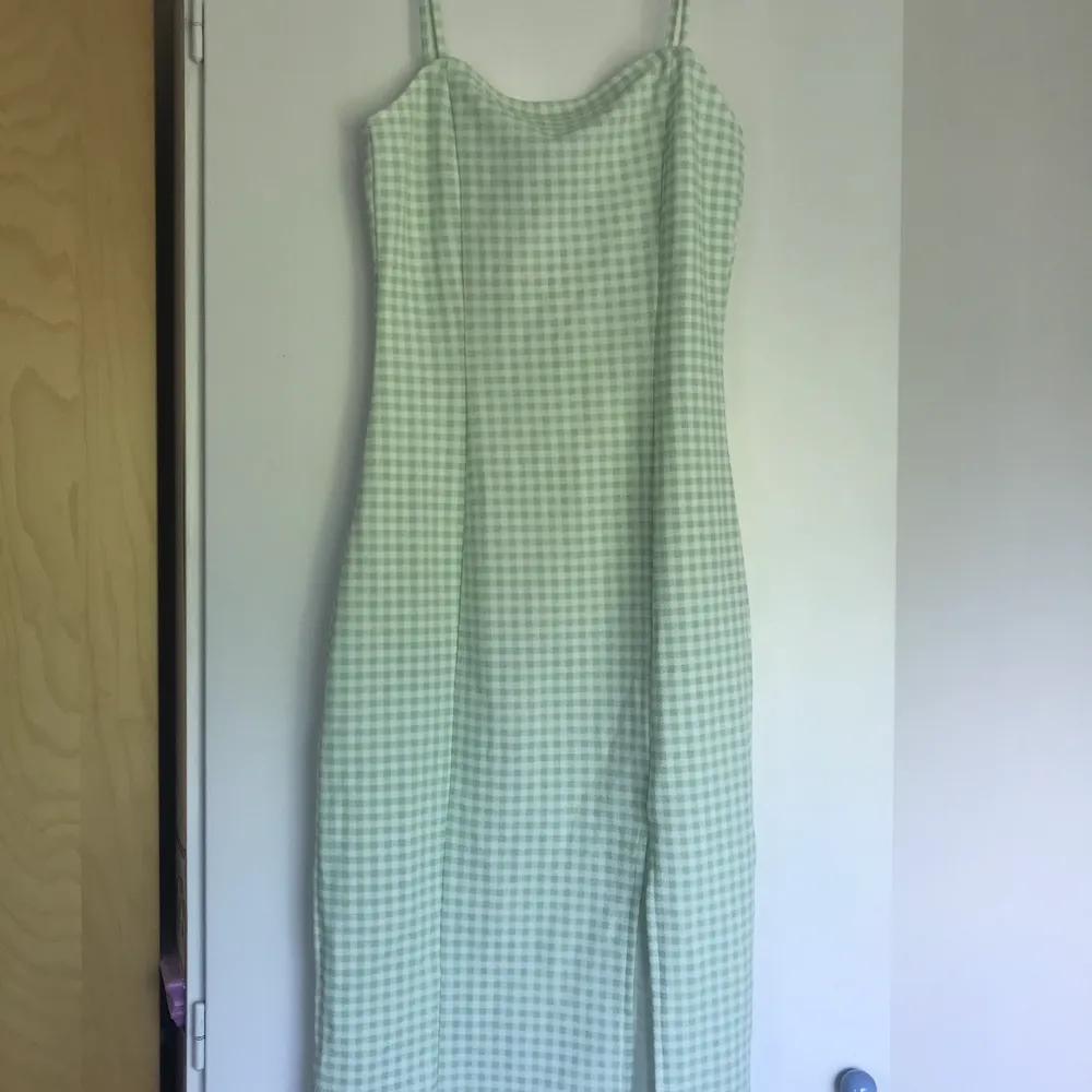 En snygg klänning ifrån H&M med rutigt mönster. Aldrig använd och prislappen är kvar. Frakt: 50kr. Klänningar.