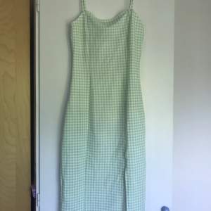 En snygg klänning ifrån H&M med rutigt mönster. Aldrig använd och prislappen är kvar. Frakt: 50kr