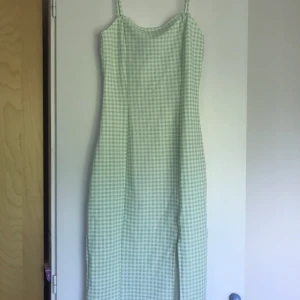 Klänning - En snygg klänning ifrån H&M med rutigt mönster. Aldrig använd och prislappen är kvar. Frakt: 50kr