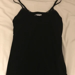 Svart linne med spets  - Svart tunnt linne med spets högst upp. Använd ett fåtal gånger. Köparen står för frakten men pris går att diskutera så att alla blir nöjda!💗 Hör av er om det önskas mer bilder eller om ni undrar över något💗