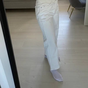 Vita raka jeans - Säljer dessa jeans ifrån Lindex då dem ej passar mig i midjan. Jag älskar hur de sitter längs benen men tyvärr kommer dem aldrig till användning. 70kr + frakt