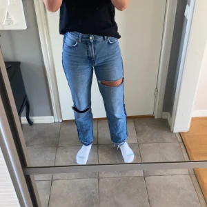Band jeans strl 36 - Säljer dessa jeans som jag köpt på nakd då jag knappt använder dom längre och tycker dom blivit lite tighta. Har gjort hålen och sprätt upp sömen längst ner själv. Det är en av dom där skärpgrejerna som har gått sönder, som man kan se på sista bilden, men annars är dom i bra skick. Köpare står för frakt