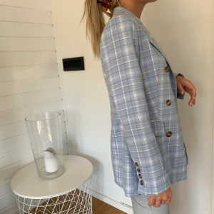 Blazer - Så snygg blazer från GinaTricot i oversized modell. Använd 1 gång. Köpt för 599 kr. Frakt ingår inte 💙 Buda gärna!