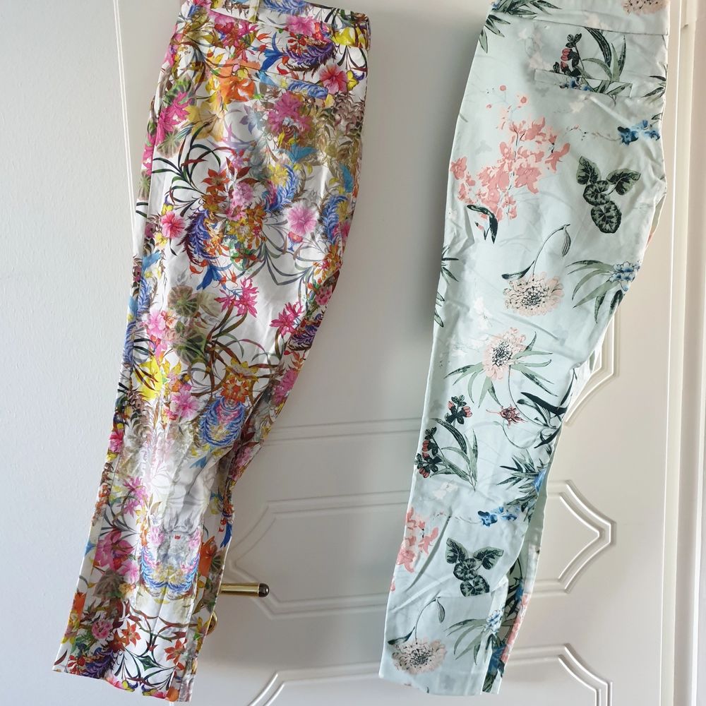 2 for 200kr - Suit skinny trousers with floral print - both in size 12 - 38( can fit 36 - 40)  river island. Jeans & Byxor.