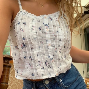 Kroppat vitt linne - Jätte gulligt vitt linne med små blommor som jag kroppat själv!💗 köpte på en loppis för ca en månad sen, aldrig använt av mig. 