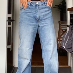 Vida jeans  - Ett par raka/vida jeans som sitter loose💓 Använda väldigt lite, passar perfekt om man är 160cm ungefär:) 