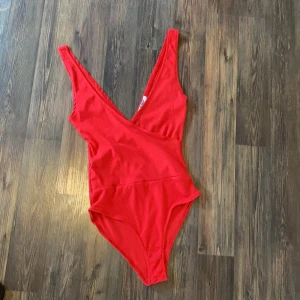 Röd body strl S - Röd body från zara summer collection 2017. Strl S. Kit nopprig på sidorna. Kan mötas upp i Stockholm och tar emot både swish och kontanter. Vill bara bli av med allt! Pruta gärna! Kan säkert fixa bra paketpris! 