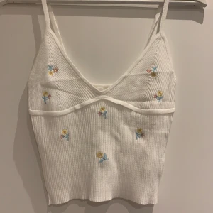 Vitt shein linne, storlek S - Vitt linne med gula-rosa blommor💞 super fint men tyvärr för stort för mig:( köpte för 159kr säljer för 99kr ink frakt. Aldrig andvänt, kommer i förpackning 