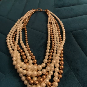 Stor pärlhalsband - Pärlhalsband i vit och guldiga pärlor, stor och med flera kedjor. I nyskick. Supersnygg med öppen deloltage. Buda. 