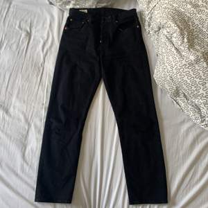 Svarta levi’s jeans i modellen 501 i storlek 28/30. Försiktigt använda och i mycket bra skick, köpta i början av detta året för 1099 kr! Skriv för fler bilder! är 175 cm lång