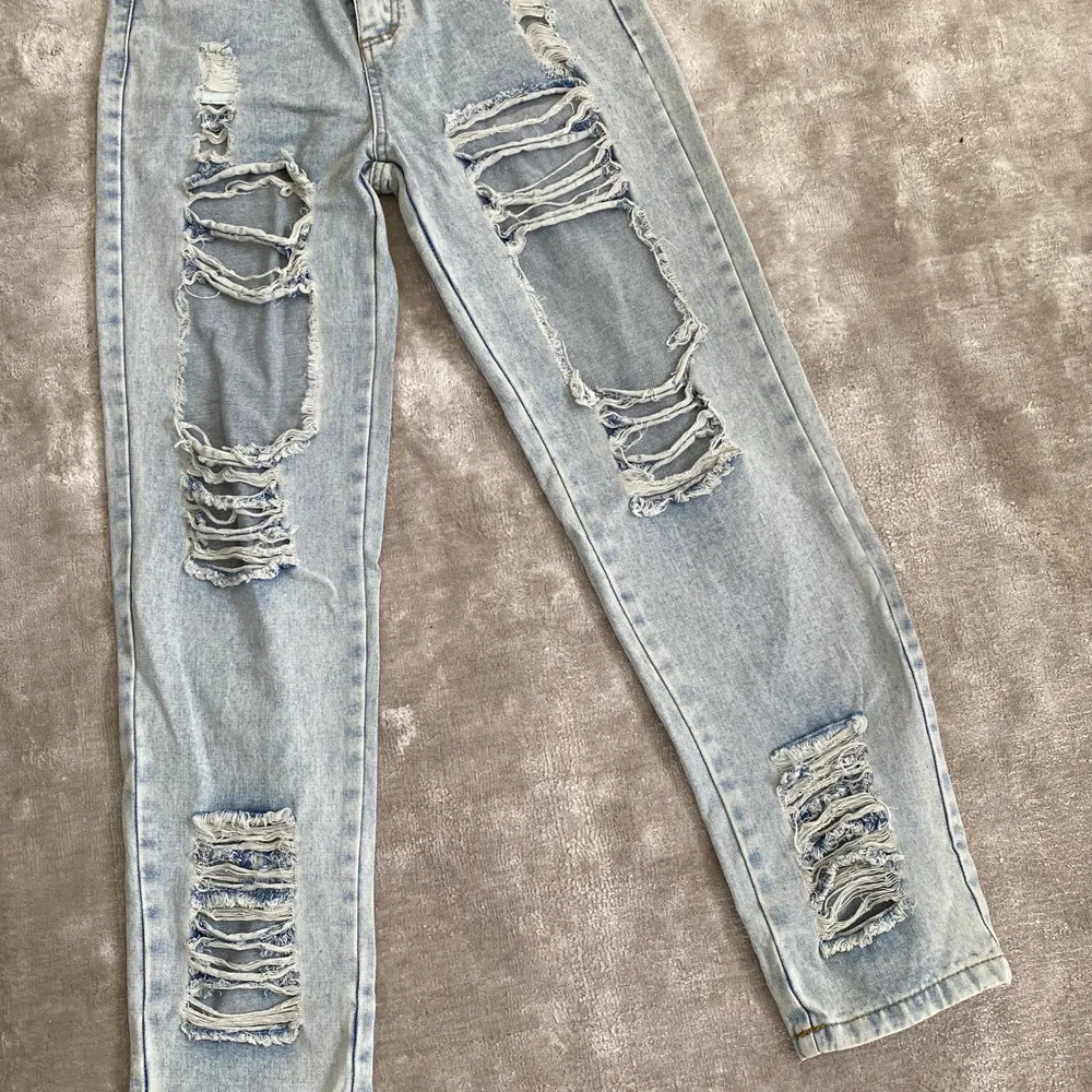 Helt nya oanvända jeans från shein. Passar en xs-s. Jeans & Byxor.