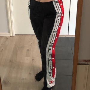 Champion byxor med knappar - Byxorna är i storleken XS men passar också för S. Knapparna går att knäppa upp 