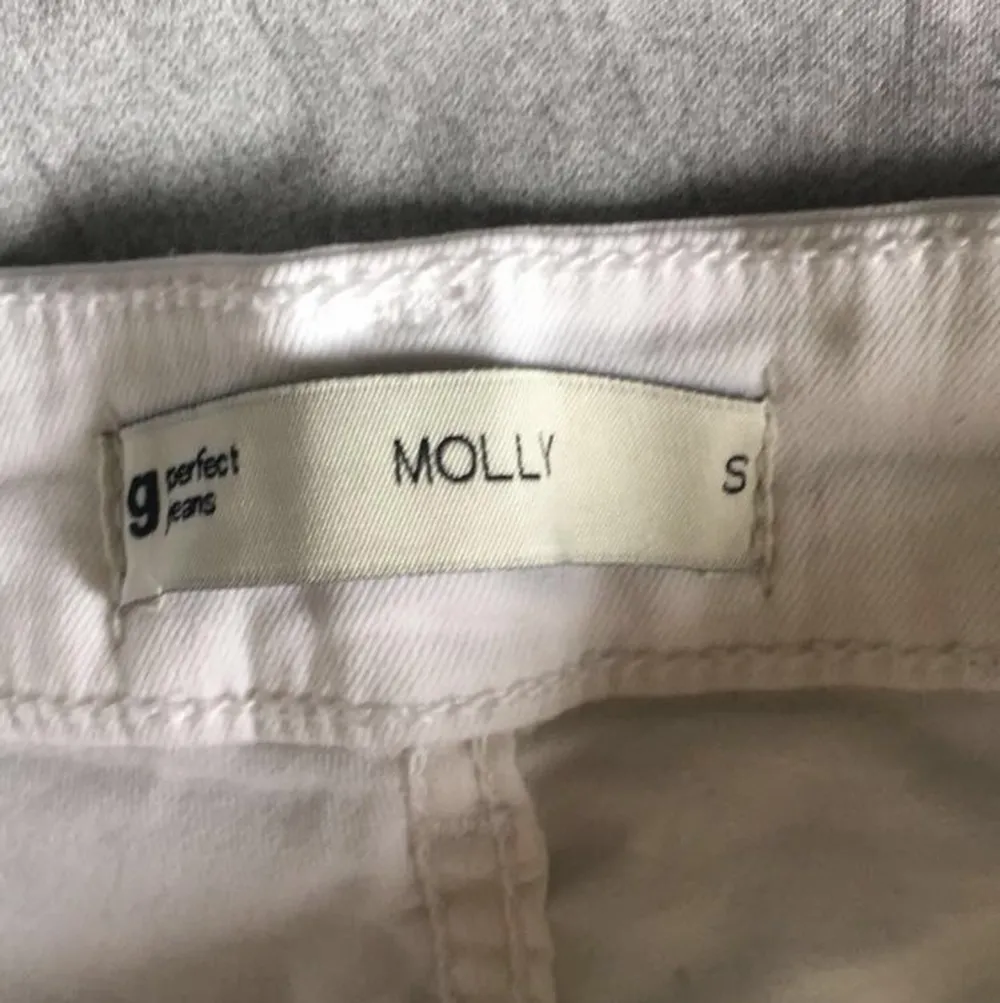 Fina vita jeansshorts i modellen Molly från ginatricot. Endast använda 1 gång. Säljer för att jag ej använder de.  Nypris 279kr , mitt pris 120kr +frakt💕💕. Shorts.