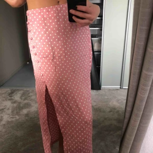  - Supersöt rosa prickig kjol från Zara! Strl XS. 