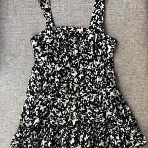 Gullig blus - Söt blus med fjärilar på och knappar i mitten. Supersnygga till ett par jeans! Frakt 22 kr som köparen står för.