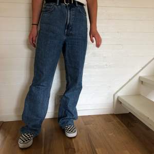 Jeans från weekday i modellen rowe extra high. Köpta i maj i stl 28/30 men de är för stora för mig. frakt tillkommer 