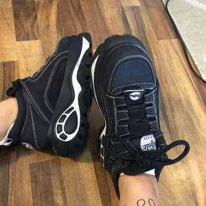 Buffalo - Platåskor från Buffalo London i blått. Använda väldigt lite så fortfarande fint skick! Nypriset var 1700 kr, mitt pris 800 kr + frakt 🦋 säljer även ett par i beige, också fint skick!