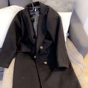 Boohoo - Lång och varm svart kappa från Boohoo perfekt till hösten 