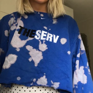 Nike sweatshirt - as snygg blå vintige nike sweatshirt, säljer om jag får ett bra bud! snygg och bekväm. oversized