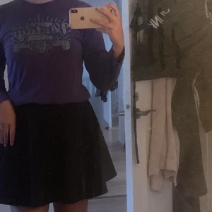 Lila tröja - Tröja i storlek M men funkar oxå i S och L beroende på hur mycket man vill lägga in den. Frakt ingår inte, skriv för fler bilder