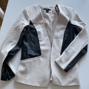 Blazer - Svart vit blazer med konstläder använd 