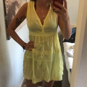 Sommarklänning - Supersöt gul klänning som passar över jeans också! ☀️☀️☀️