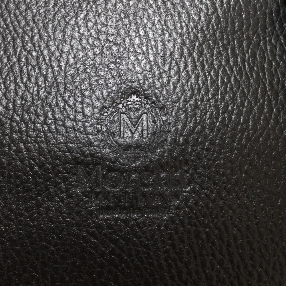 Moretti Milano väska, använd 1-2 gånger. Lite skav på botten av väskan. Lång rem ingår. Köparen står för frakt🤍. Väskor.