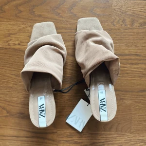 Klackskor Zara - Helt nya klackskor ifrån Zara. Storlek 38 men passar även  mig som är 38,5. Möts upp centralt eller skickar, då står du för frakten.