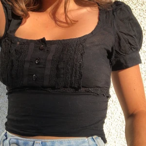 Svart topp med spets detaljer - Detta är en tröja som jag själv sytt om från en klänning till denna tröja. Det är dragkedjor på båda sidor. Dragkedjorna utan problem. Jag är vanligtvis en storlek xs-s och den passar perfekt på mig. Liten i bysten, skulle inte rekommendera om man har större byst. Den har korta puffärmar.
