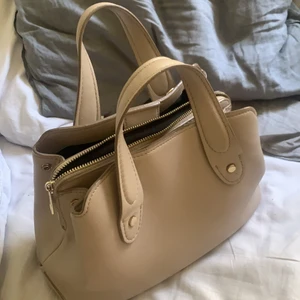 Biege väska - Biege väska från Zara. Den rymmer mycket och är väldigt praktisk. Använt några gånger men är i bra skick! Säljer för 155 + frakt