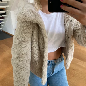 Fluffig jacka - Säljer denna super super fina höst jackan, såååå sjuuukt mysig men tyvärr aldrig använt då den inte passar mig. Den är köpt på vero Moda i stl 34 💕💕💕💕