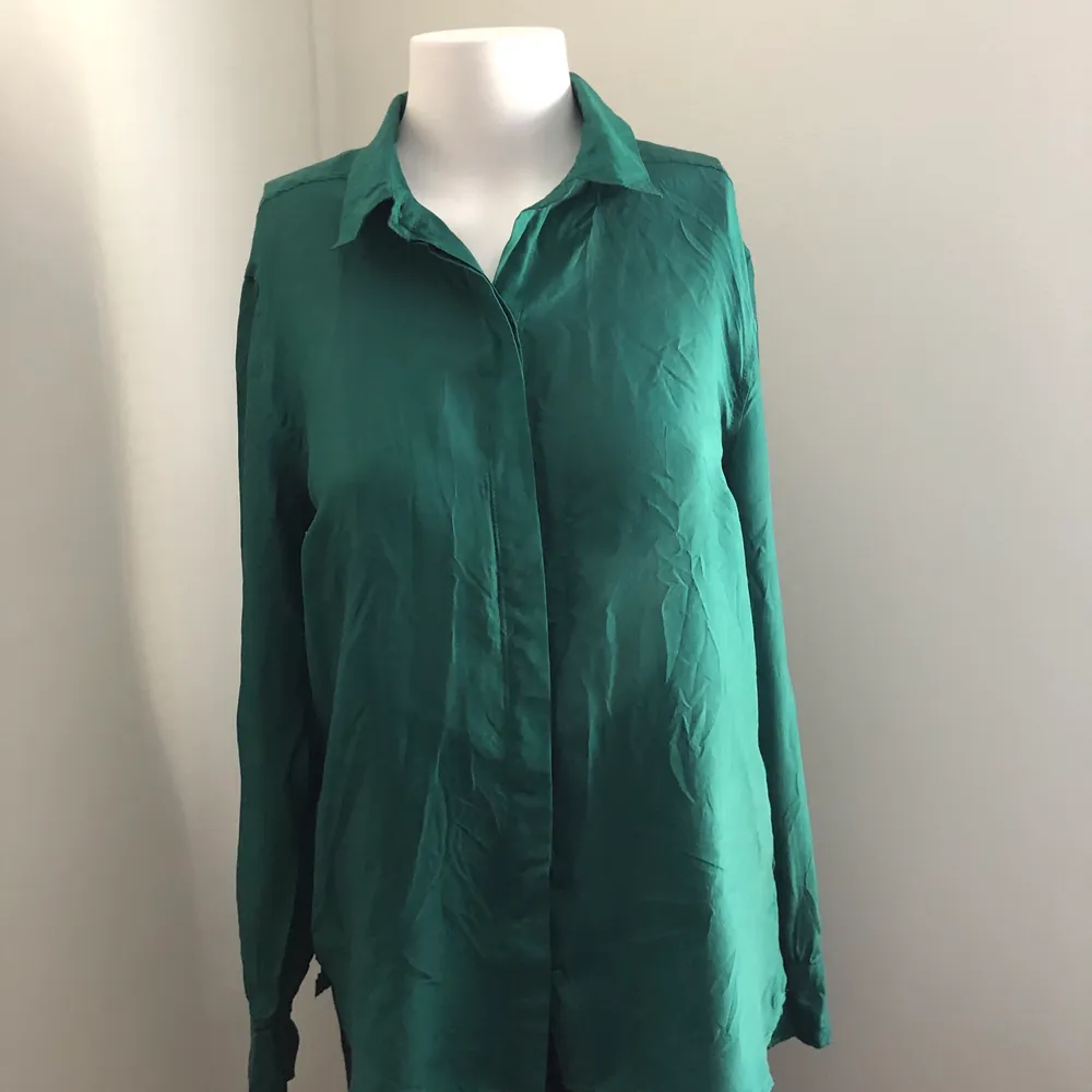 Grön skjorta från Sisters i storlek 40. Sparsamt använd.. Skjortor.