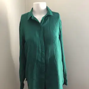 Grön skjorta från Sisters i storlek 40. Sparsamt använd.