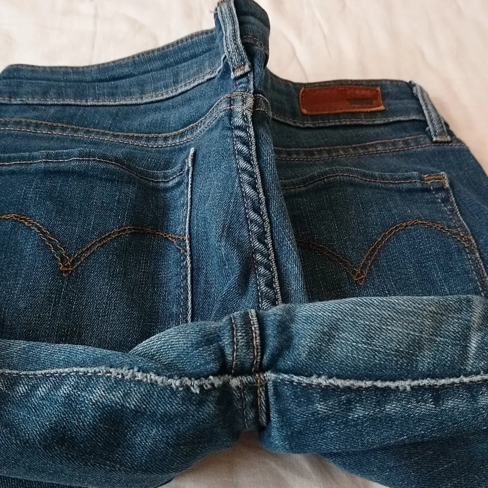Levi's jeans strl W26L32. Säljes pga fel storlek för mig. Kan mötas upp i Stockholm eller skicka. Frakt tillkommer. . Jeans & Byxor.