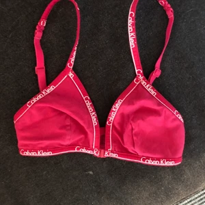 Calvin Klein topp - Fin, mörkrosa/röd topp från Calvin Klein! Skulle säga att den passar en A kupa! 