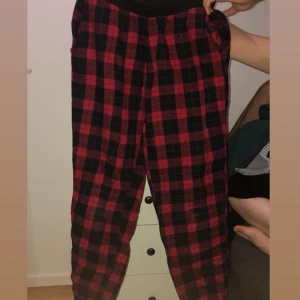 Irländsk mjukis byxa  - Ett par irländsk mjukis byxa från H&M och Disney. Frakten står ni för (63kr)