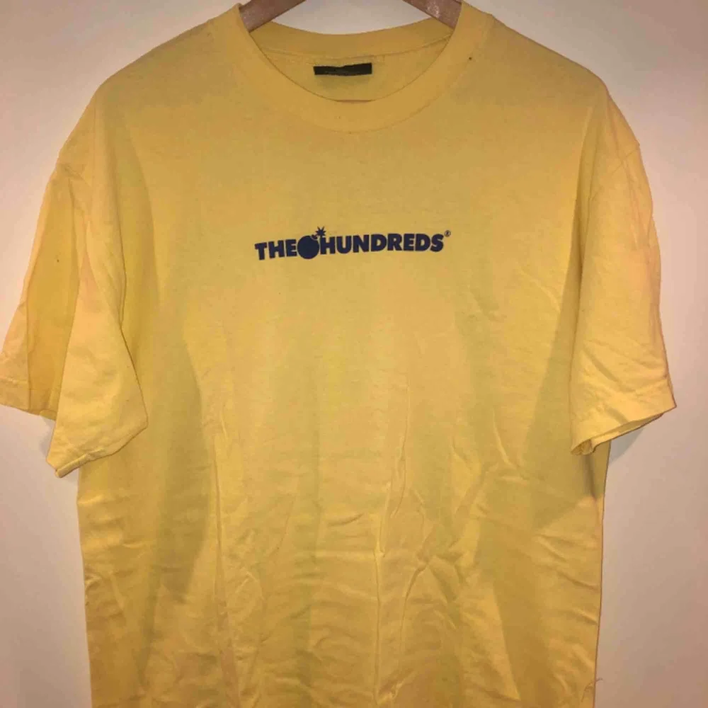 Ljusgul, cool tshirt från skatemärket The Hundreds Cond: 9/10 Köpte här på plick för några månader sedan och har använts ett fåtal gånger. T-shirts.