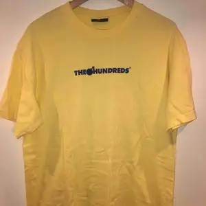 Ljusgul, cool tshirt från skatemärket The Hundreds Cond: 9/10 Köpte här på plick för några månader sedan och har använts ett fåtal gånger