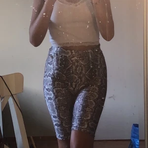 Orm mönstrade cykelbyxor  - Nästan oanvänd, väldigt bra skick! Storlek 158-164 men skulle säga att dem är som xs-s som jag har i vanliga fall! Man får dem för 70kr totalt!