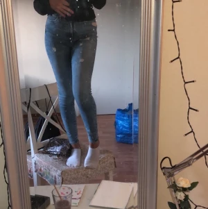 Blåa jeans - Ett par nästan oanvända jeans från bikbok som jag köpte i höstas. Storlek xs men väldigt stretchiga så skulle funka som s också:) 150 totalt men frakt inkl!