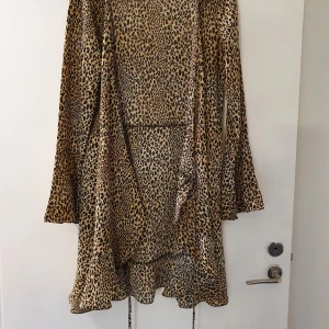 Oanvänd bluse/klänning - Oanvänd bluse/klänning