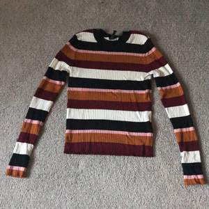 En stickad tröja i flera färger från H&M divided, använd endast 1 gång! Köpare står för fraktkostnaden!