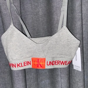 Calvin klein bh/topp - Canvin klein bh i storlek s, helt ny med prislapp frakt ingår priset går att diskutera vid snabb affär❤️ buda 