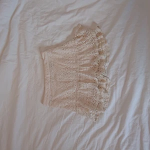  - Kort, gräddvit spetskjol med volanger köpt i USA. Använd en gång. 