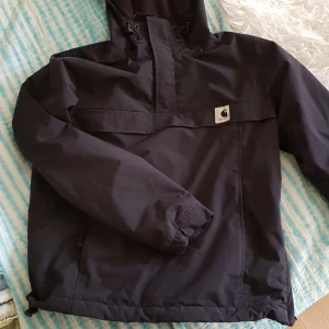  - Super snygg jacka halfzip från carhartt i väldigt fint skick som tyvärr är för liten för mig nypris 1799kr 
