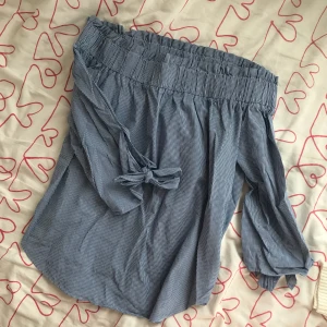  - blårutig offshoulder blus från h&m. köpt förra sommaren och knappt använd något alls. köparen står för frakten. hojta till för fler bilder om så önskas :) 