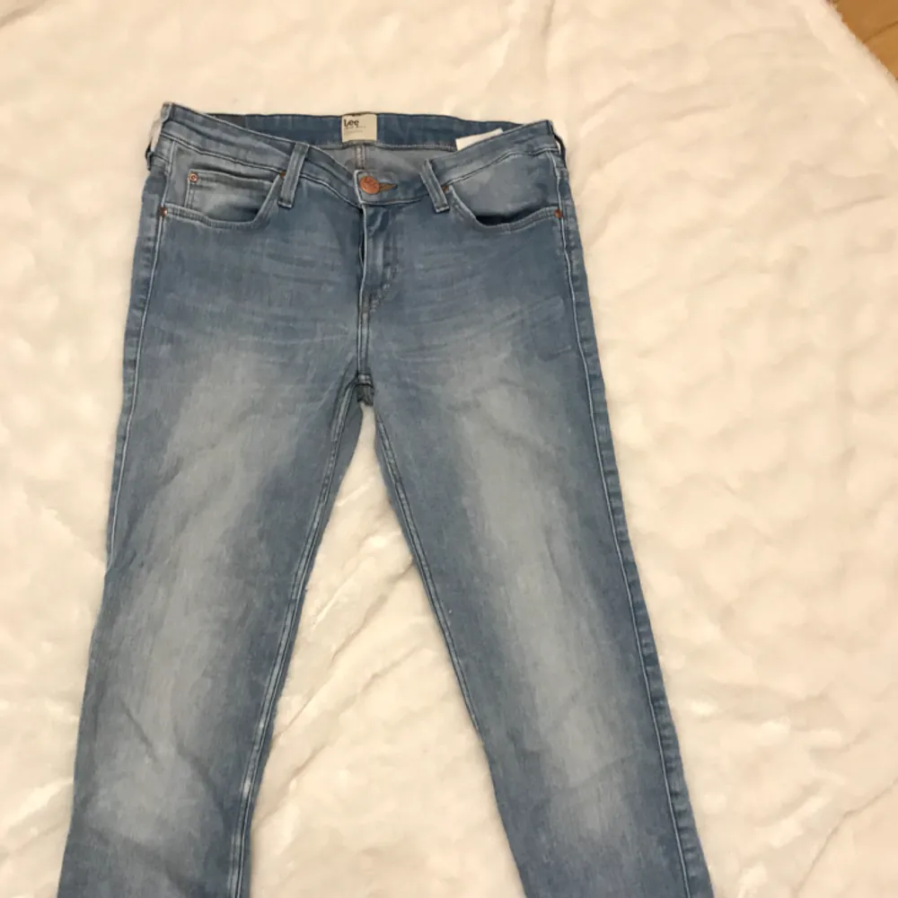 Ljusa Lee jeans i fint skick☺️  Tajta jeans med medelhög midja  Frakt står köparen förr  eller möts upp i Stockholm 😁 Kolla gärna in mina andra annonser 😘 . Jeans & Byxor.